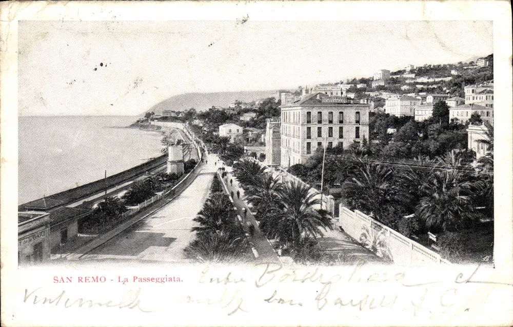 San Remo - La Passeggiata — vista da promenade cercada de palmeiras e do prédio do Hotel Bordighera — editor não identificado - Frente