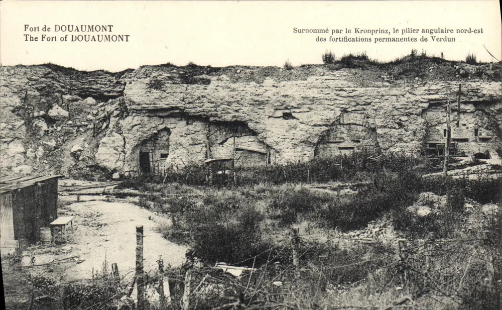 Fort de Douaumont — Apelidado pelo Kronprinz, o pilar angular nordeste das fortificações permanentes de Verdun — editor não visível - Frente