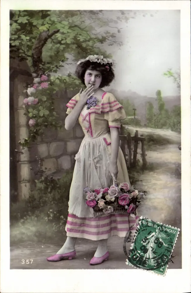 Junge Frau in einem gestreiften Kleid mit einem Rosenkorb — Serie 357 — unbekannter Verlag - Vorderseite