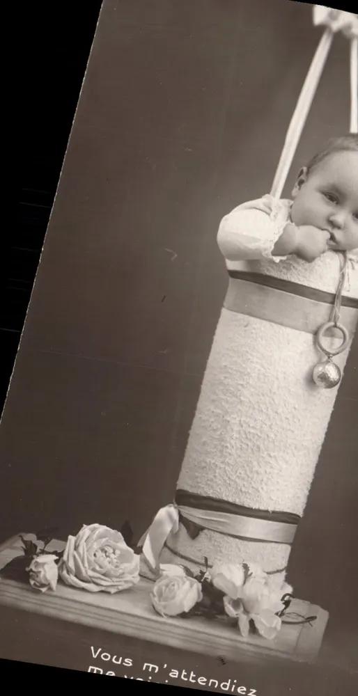 Baby in einem dekorierten Korb — gedruckter und handschriftlicher Text - Vorderseite