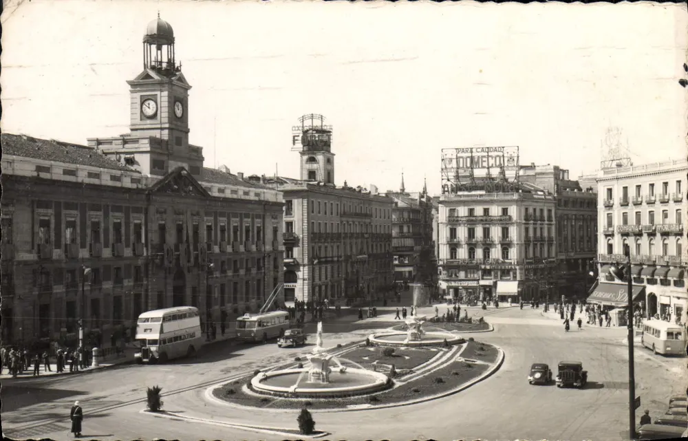 Madrid - Puerta del Sol — square central com fonte e relógio — editor desconhecido, n° de série 30 - Frente