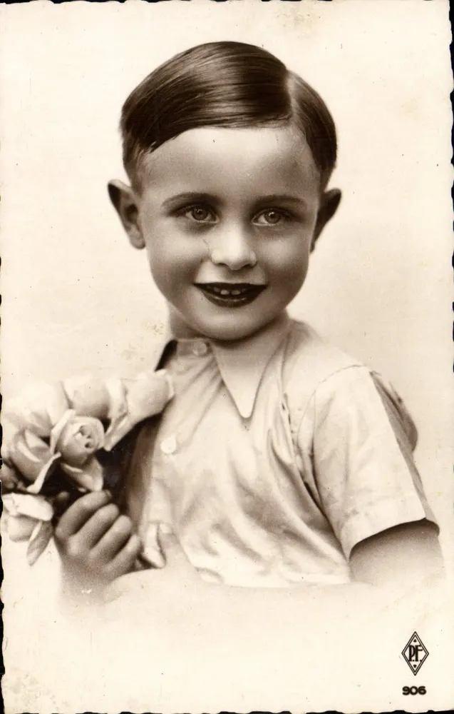 Criança sorridente — segurando uma rosa — P.F. Paris n°906 - Frente