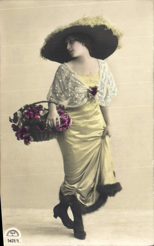 Frau in gelber Robe und Hut mit Federn — Rak Photo — Nr. 5421/1 - Vorderseite