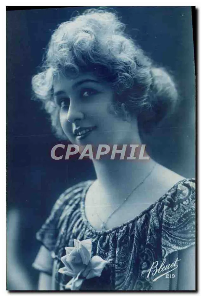 Jeune femme souriante — portrait en sépia — B. Bleuet, n° 219 - Recto