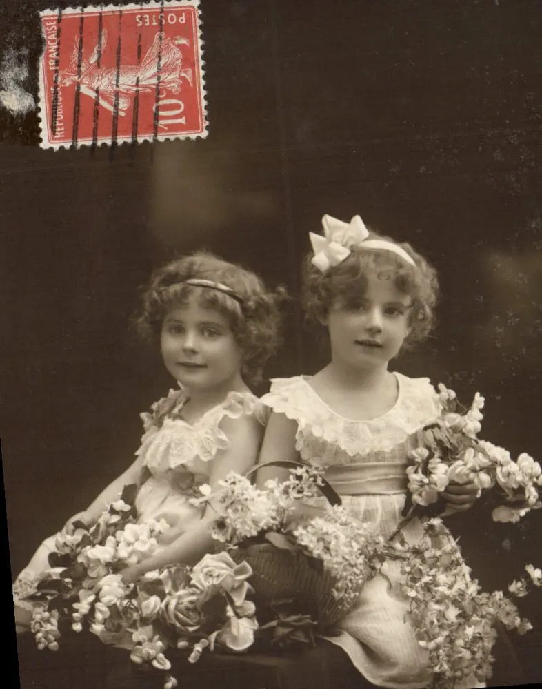 Zwei junge Mädchen in Rüschenkleidern — mit Blumenstrauß — Briefmarke 10c Französische Republik - Vorderseite