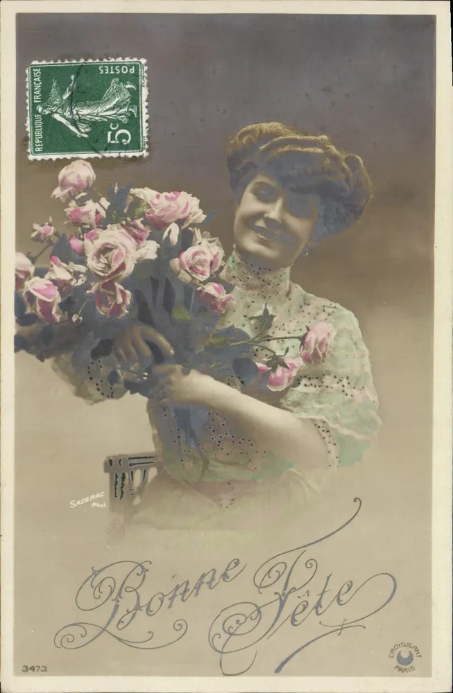 Lächelnde Frau mit einem Rosenstrauß — Frohe Feier — Sazzerac Phot. Croissant Paris, n°3473 - Vorderseite