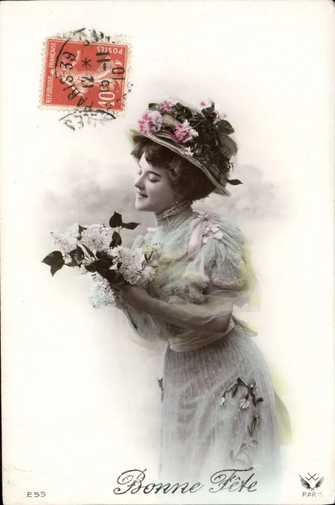 Jeune femme en robe fleurie et chapeau décoré — Bonne Fête — éditeur PARIS, n° 259 - Vorderseite
