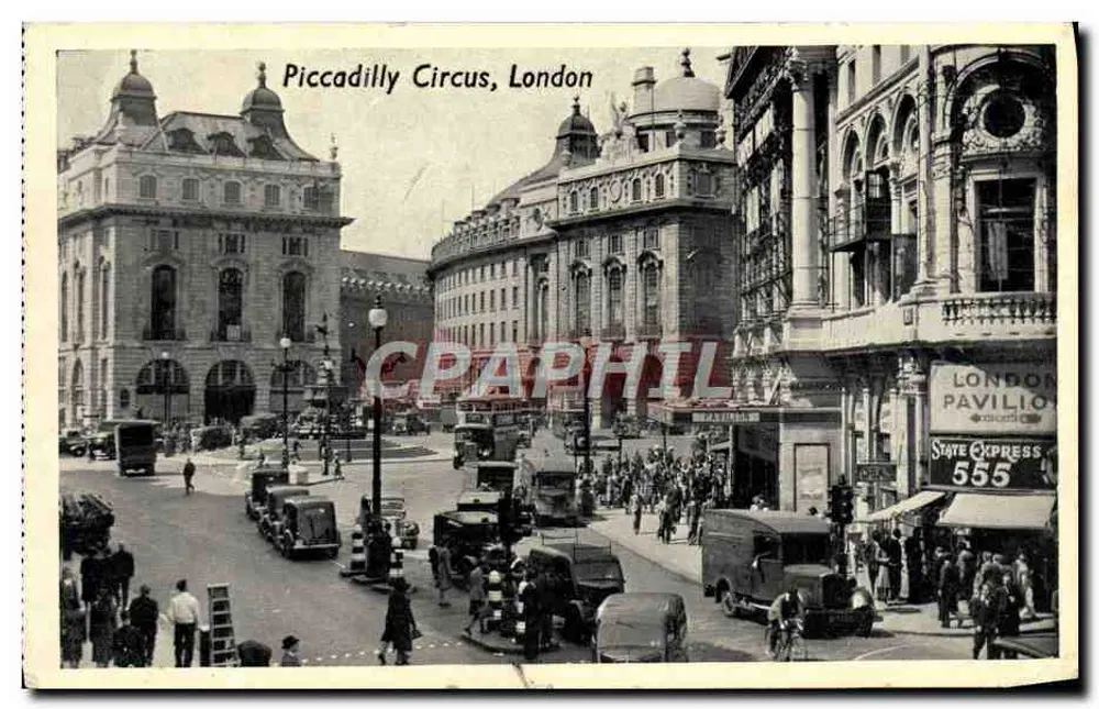 Piccadilly Circus, Londres — vista da praça com veículos e edifícios — editor não visível - Frente