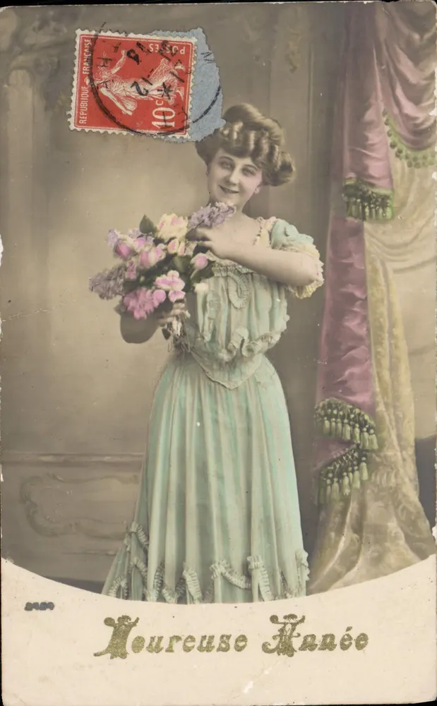 Junge Frau in hellblauer Robe — mit Blumenstrauß — Verlag E.R. Paris, Nr. 2429 - Vorderseite