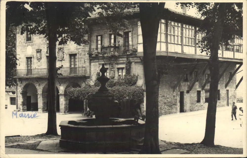Place centrale avec fontaine — Maure — éditeur non visible - Recto
