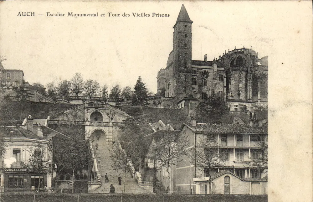 Auch — Monumentale Treppe und Turm der Alten Gefängnisse — Verleger QUINCAILLERIE - Vorderseite