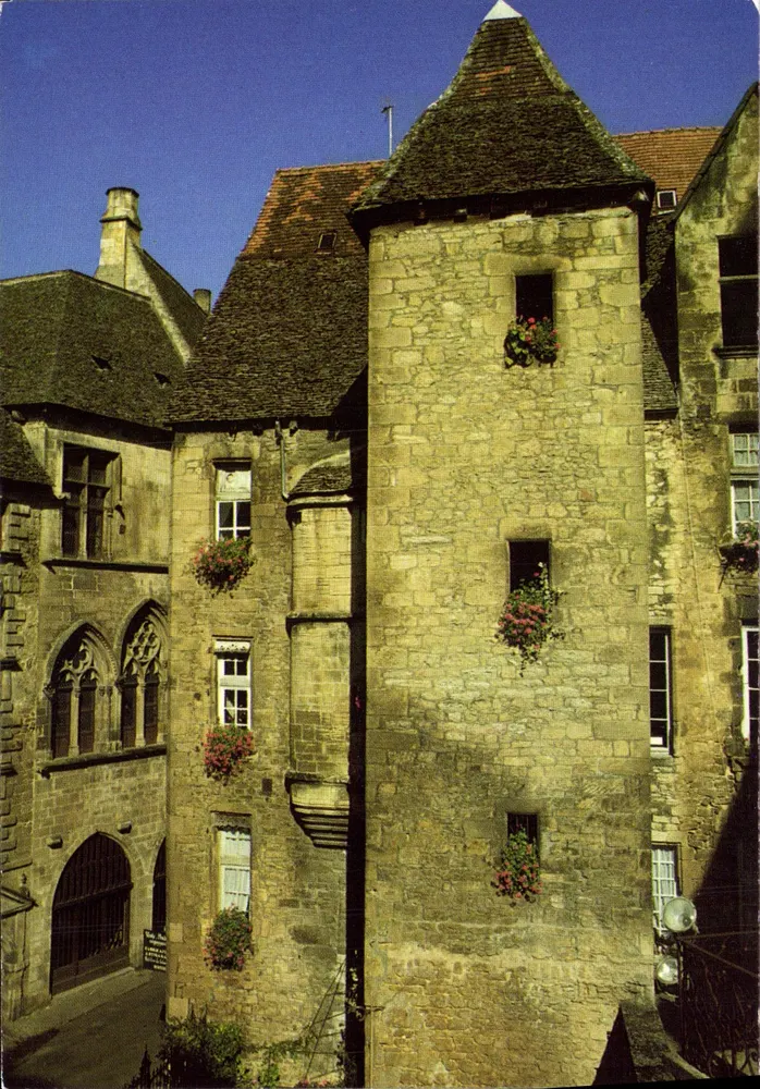 Sarlat (Dordogne) — L'Hotel de Vassal, casa gotica del XIV secolo — editore R.A. ©'N' EDITER - Recto
