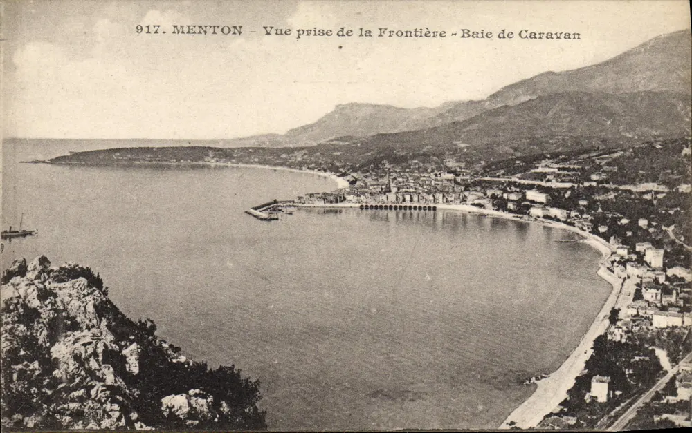 Menton - Vue prise de la Frontière - Baie de Caravan - Recto