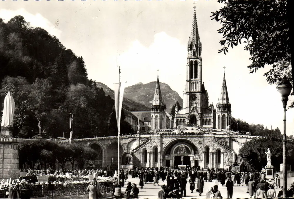 Lourdes — A Basílica e a Virgem Coroada — Edit. P. Doucet, Lourdes - Frente