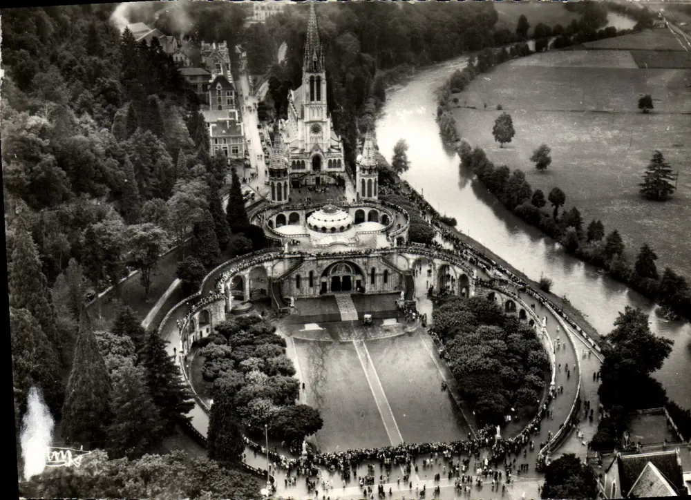 Lourdes (Hautes-Pyrénées) — Vue aérienne de la Basilique et du Gave — Éditions Aériennes Mondial - Recto