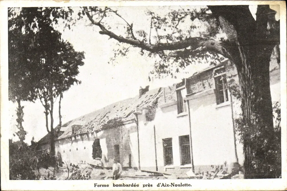 Ferme bombardée près d'Aix-Noulette — vue de la bâtisse endommagée avec toit partiellement détruit et fenêtres brisées — éditeur Vise Paris n. 31, imp. Le Gall, Le Petit-Muse, Paris - Vorderseite