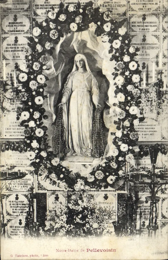 Notre-Dame de Pellevoisin — estátua cercada de flores e placas comemorativas — G. Tanchou, fot. Lyon - Frente