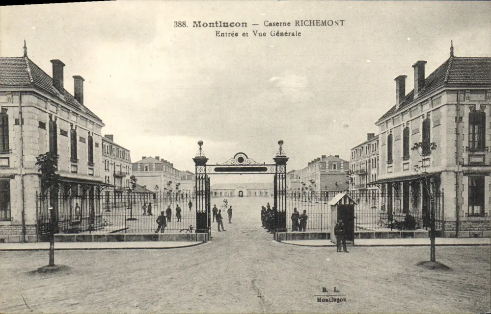 Montluçon — Kasernen Richemont — Eingang und allgemeiner Blick — B. L. Montluçon - Vorderseite