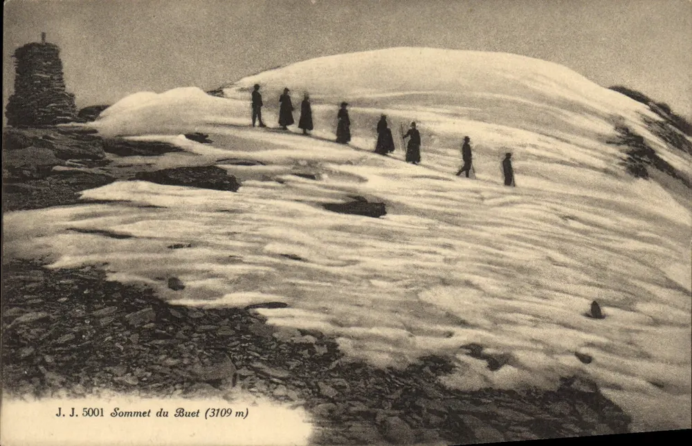 Cume do Buet (3109 m) — vista nevada com grupo de pessoas — J. J. 5001 - Frente