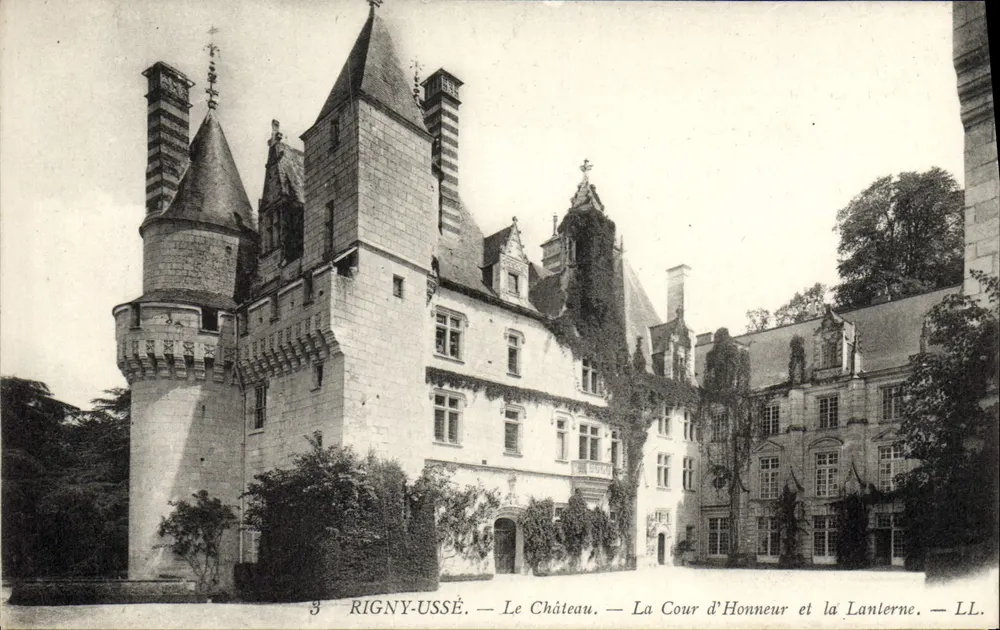 Rigny-Ussé — Das Schloss — Der Ehrenhof und die Laterne — LL - Vorderseite