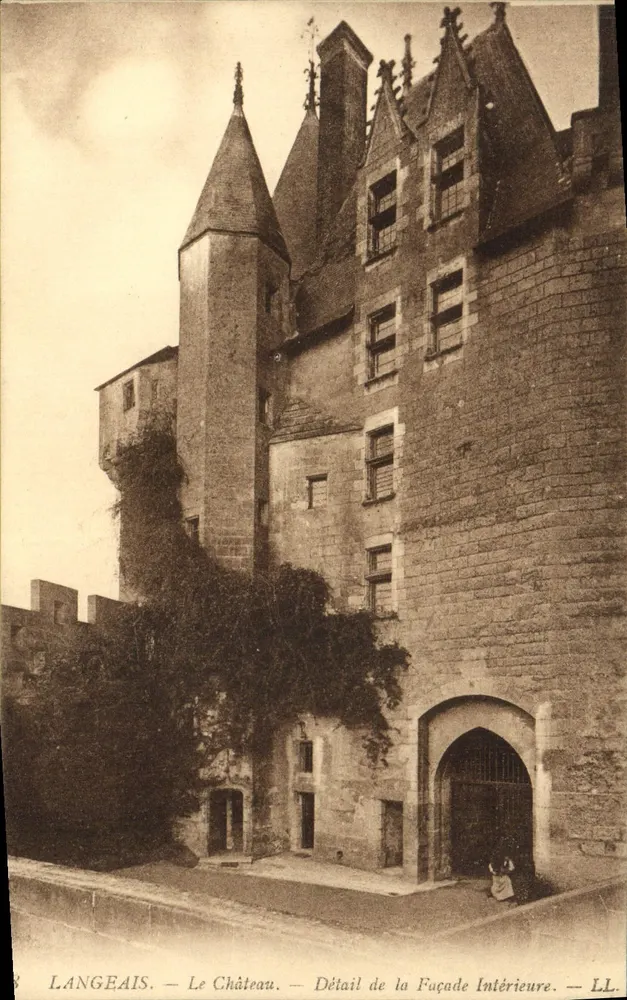 Langeais — Das Schloss — Detail der Innenfassade — LL - Vorderseite