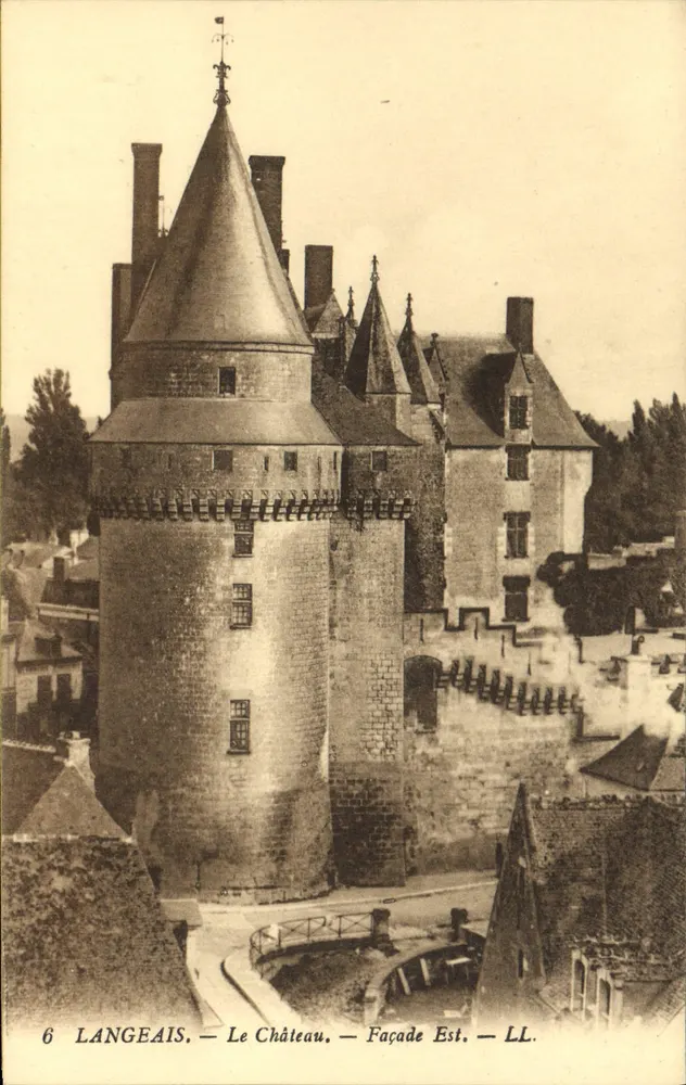 Langeais — O Castelo — Fachada Leste — LL. - Frente
