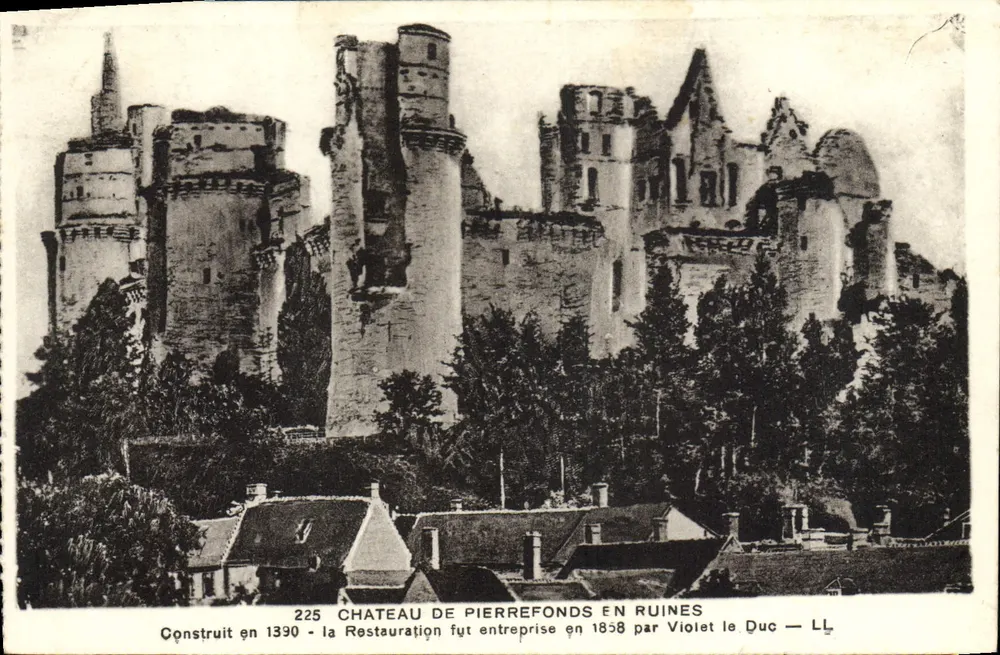 Castelo de Pierrefonds em ruínas — Construído em 1390, restauração iniciada em 1858 por Violet le Duc — LL n°225 - Frente
