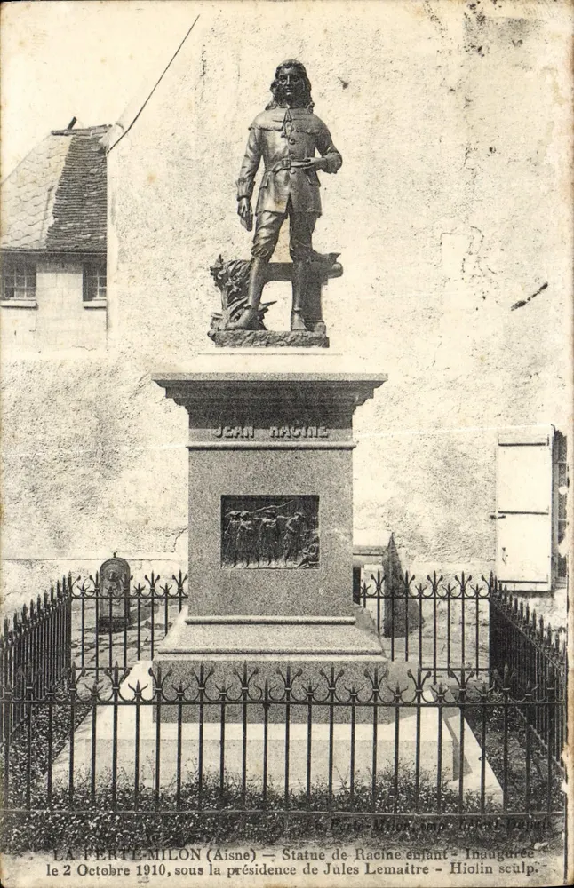 La Ferté-Milon (Aisne) — 어린 라시네의 조각상 — 1910년 10월 2일에 기념식 개최 — Hiolin 조각 - 앞면