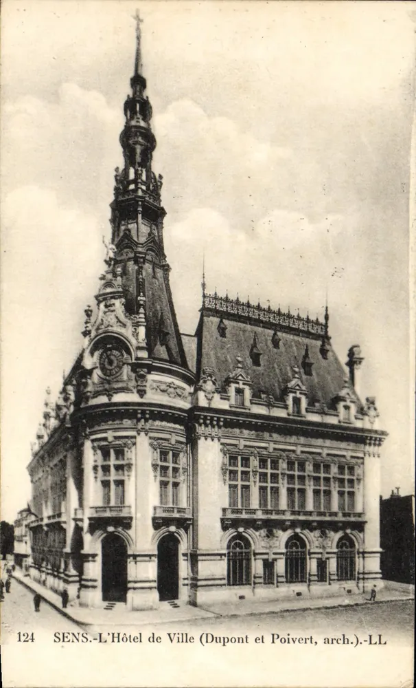 SENS. — O Hotel de Ville (Dupont e Poivert, arq.) - Frente