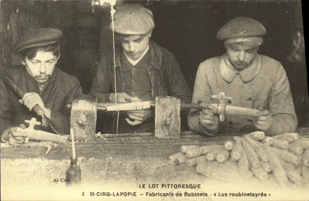 St-Cirq-Lapopie — Fabrikanten van kraanhoeden — Het Pittoreske Lot - Voorkant