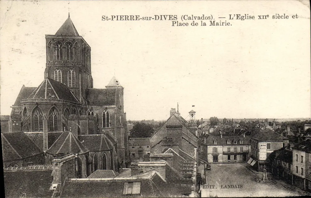 St-Pierre-sur-Dives (Calvados) — Die Kirche des 12. Jahrhunderts und der Rathausplatz - Vorderseite