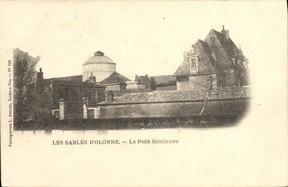 Les Sables-d'Olonne — O Pequeno Seminário — Fotogravura L. Amiaub, Roche-s-Yon — N° 198 - Frente