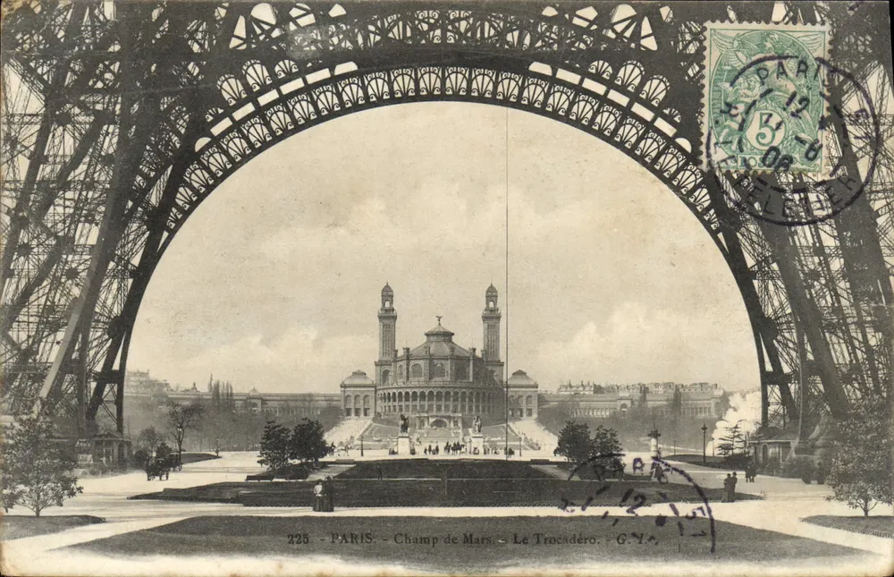 Paris - Champ de Mars - O Trocadéro — vista sob o Arco do Triunfo da Escola Militar — G.Y. n°225 - Frente