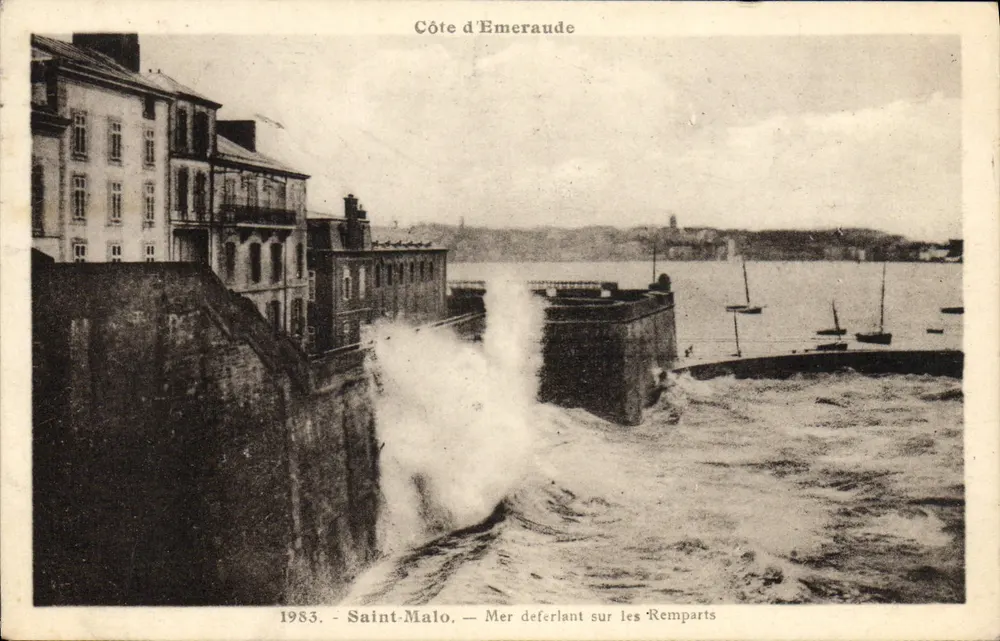 Saint-Malo — Meer, das sich gegen die Mauern bricht — Côte d’Émeraude - Vorderseite