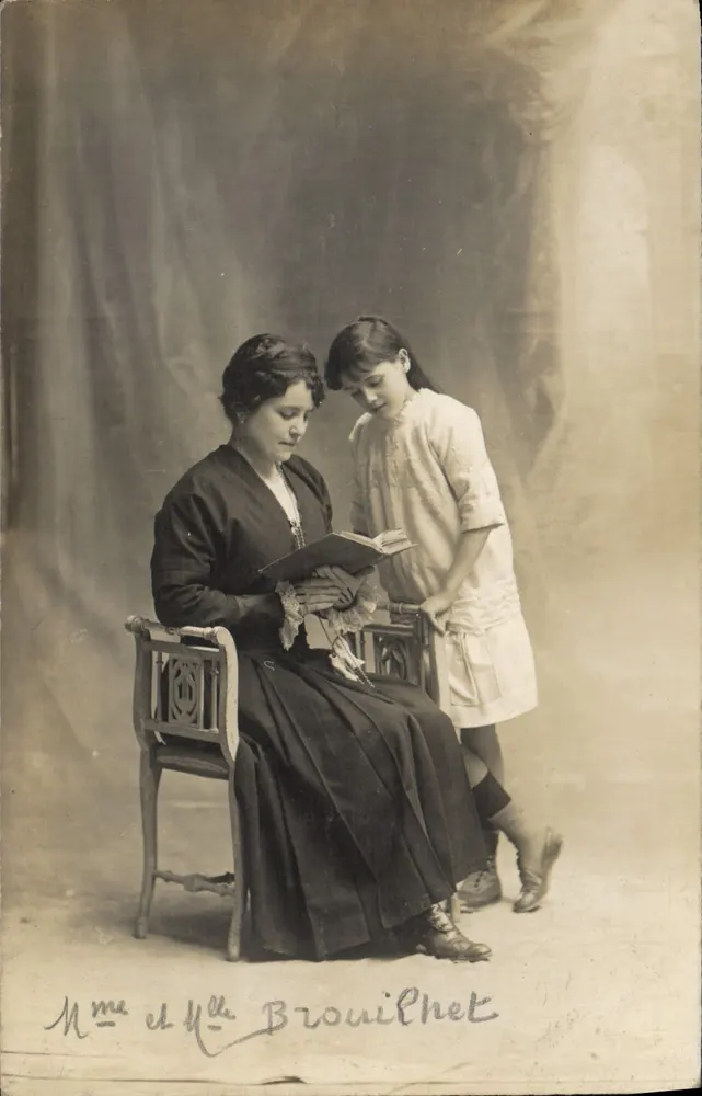 Sra. e Srta. Brouilhet — Sujeito: mulher lendo para uma menina — editor B. Guilleminot, Bespflug e Cie, Paris - Frente