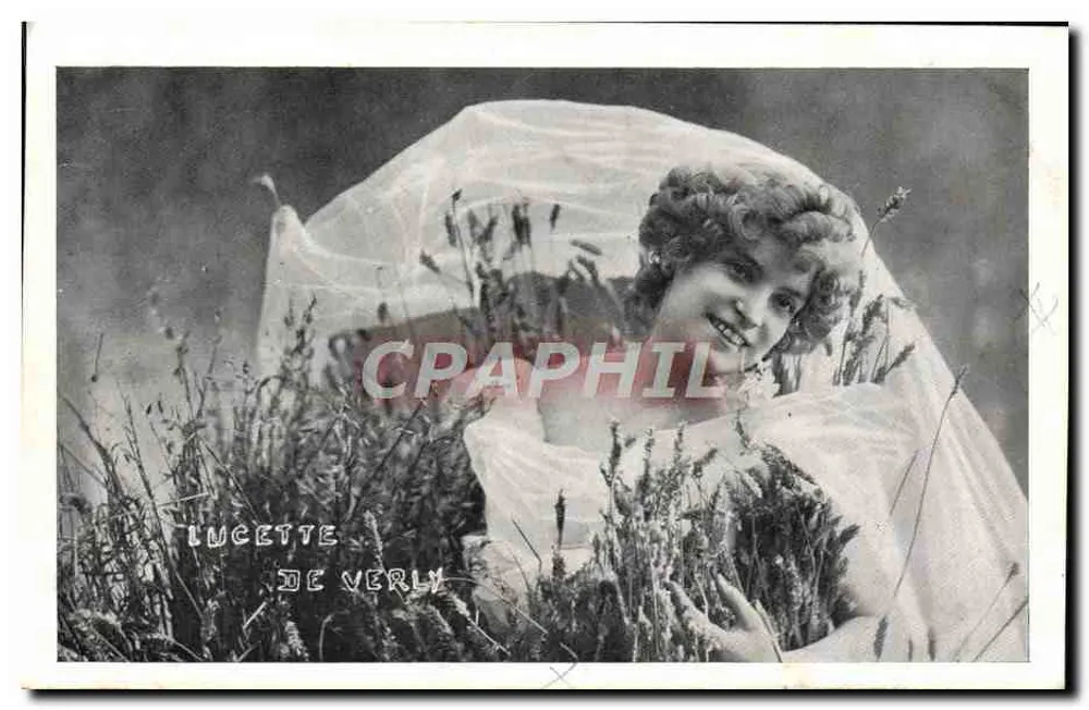 Lucette de Verly — joven mujer en vestido de novia y velo en un campo — tarjeta postal - Anverso