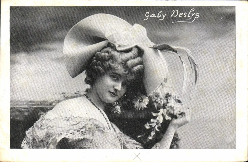 Gaby Deslys — Retrato em traje da época - Frente
