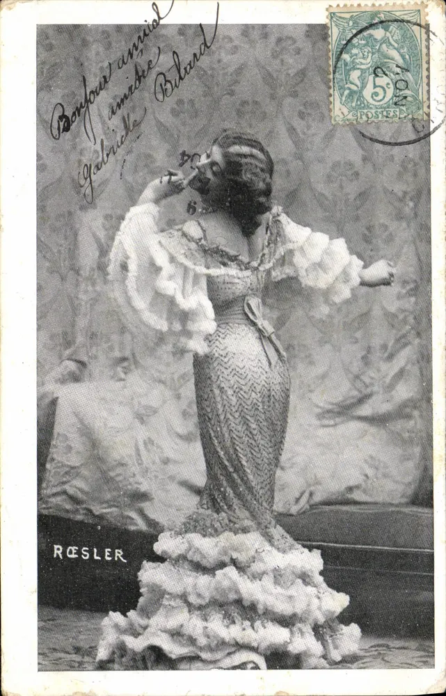 Gabrielle Biland — dançarina em vestido com mangas volumosas — editada por Rœsler - Frente
