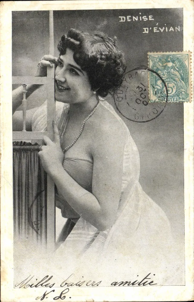 Denise d'Évian — Retrato de mulher sorridente — Editora: Denise d'Évian - Frente