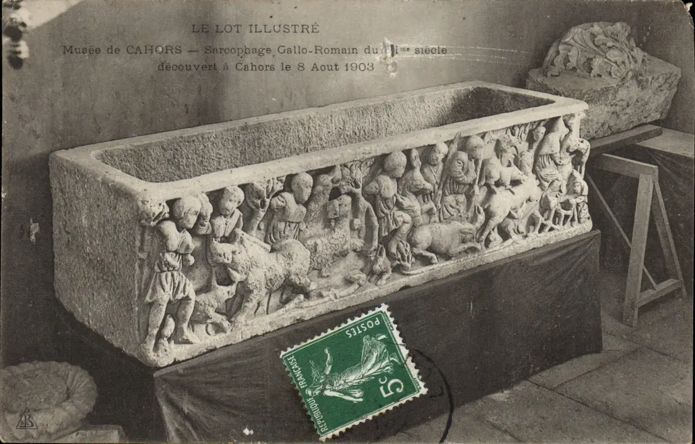 Sarcófago Galo-Romano do século I — Museu de Cahors — descoberto em Cahors em 8 de agosto de 1903 — LE LOT ILLUSTRÉ - Frente