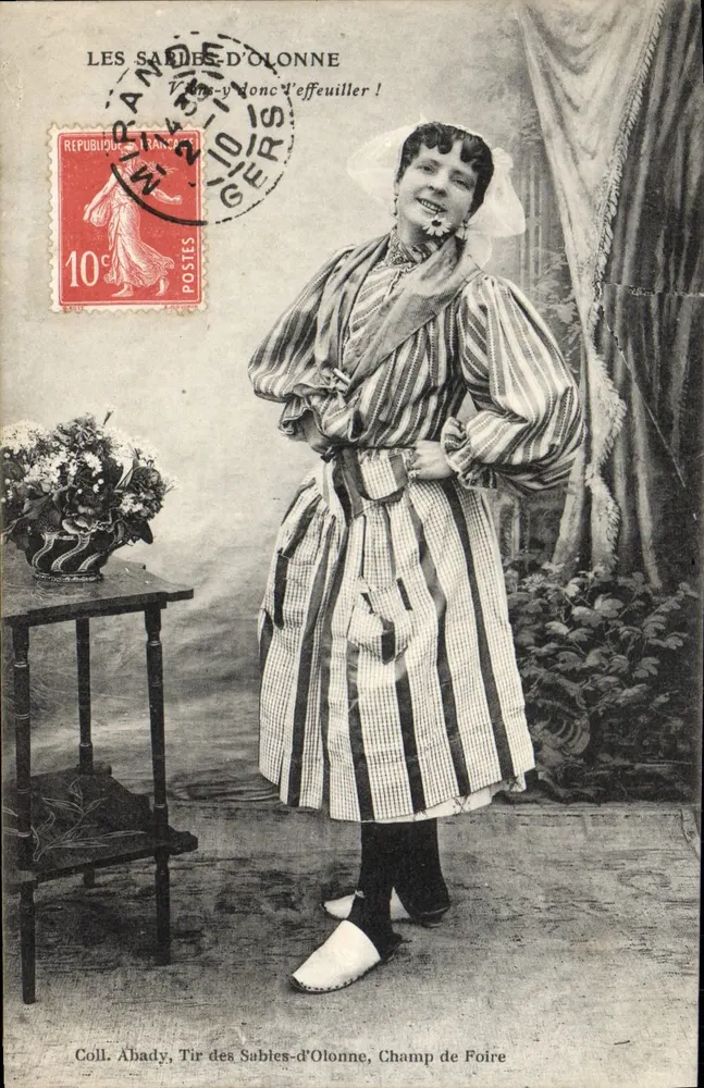 Sables-d'Olonne — Mulher em traje de feira — Coll. Abady, Tir dos Sables-d'Olonne, Campo de Feira - Frente