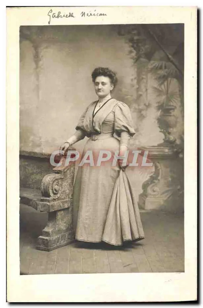 Gabrielle Mexican — Retrato de mulher em vestido longo - Frente