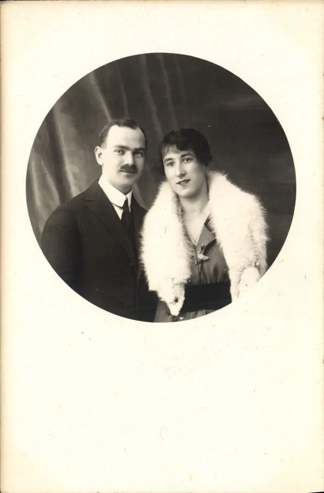 Porträt eines Paares — 1920er Jahre — unbekannter Verleger, Seriennummer nicht sichtbar - Vorderseite