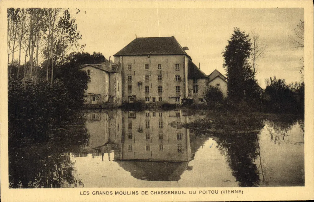 Die Großen Mühlen von Chasseneuil du Poitou (Vienne) — Ansicht mit Spiegelung im Wasser — Verleger nicht sichtbar - Vorderseite