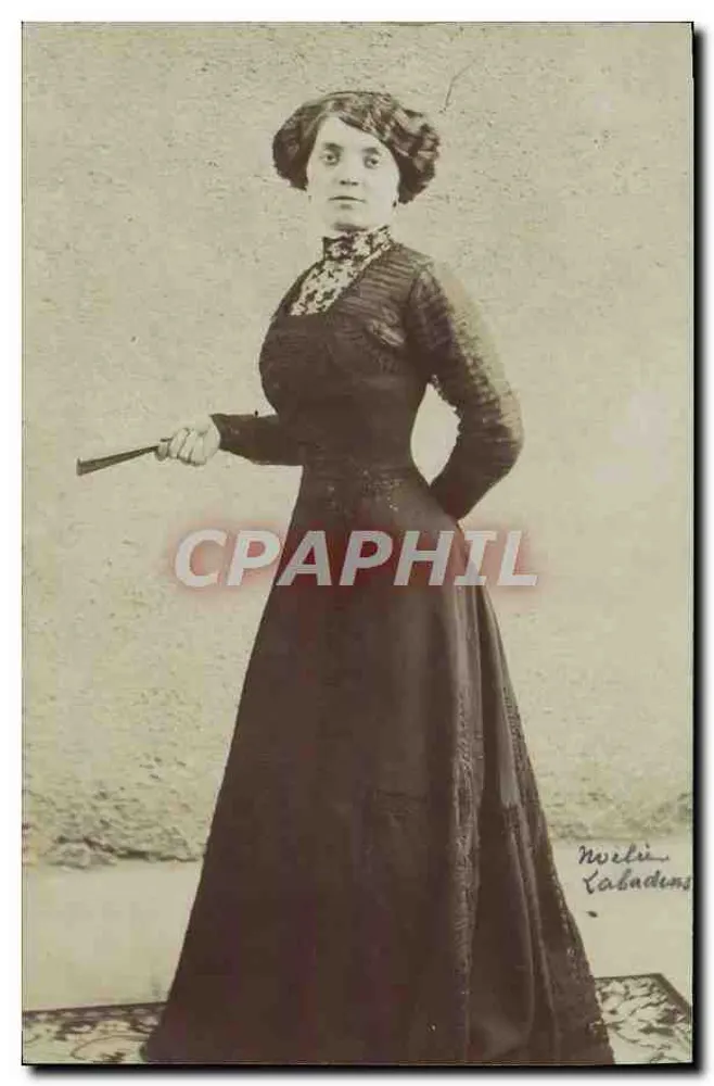 Frau in dunktem Kleid — Pose mit Fächer — Noël Cabadams - Vorderseite