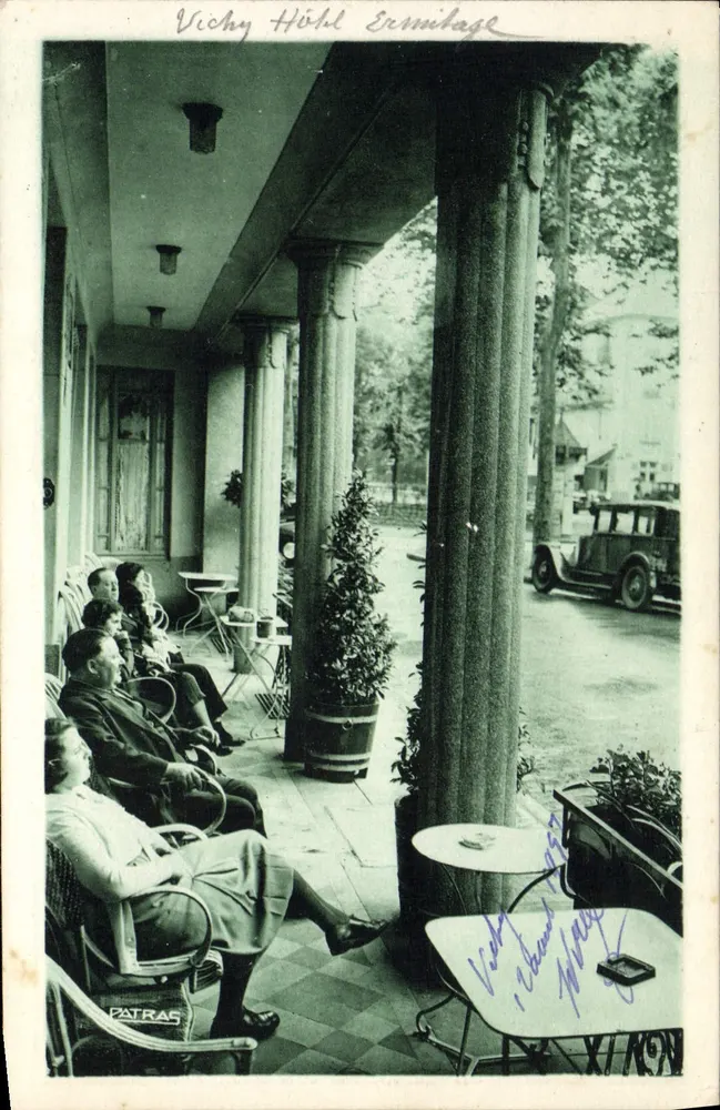Vichy Hotel Ermitage — Terrasse mit Gruppe von Personen — Photo et Imp. Patras, Paris - Vorderseite