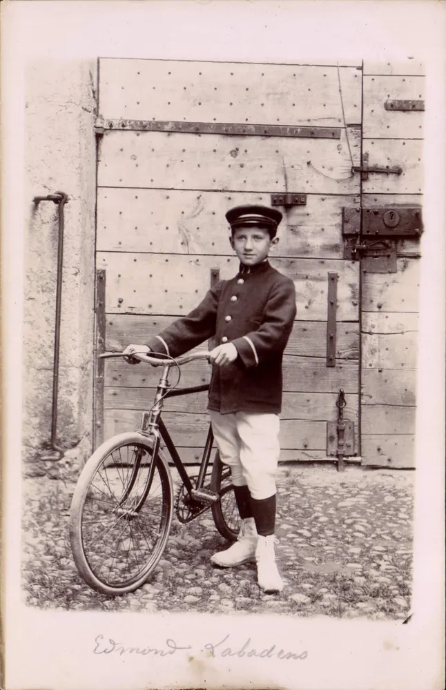 Edmond Kabadens — junger Junge in Uniform mit Fahrrad — Ansichtskarte - Vorderseite