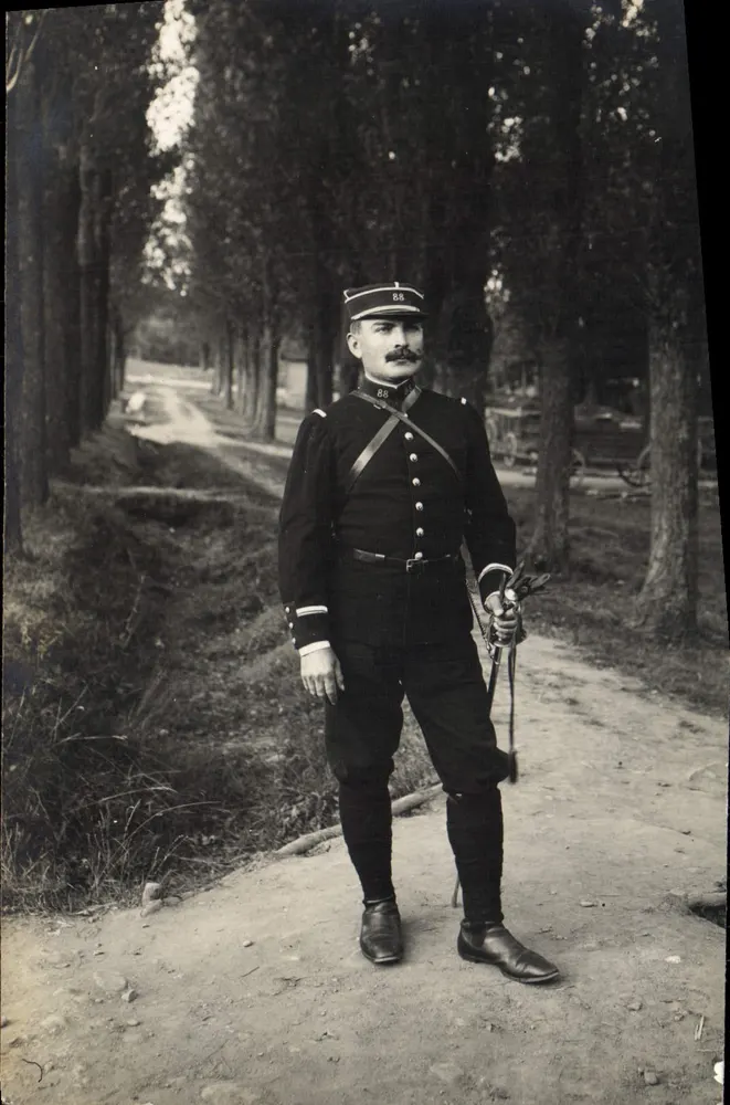 Soldat in Uniform — von Bäumen gesäumter Weg — Seriennummer nicht sichtbar - Vorderseite