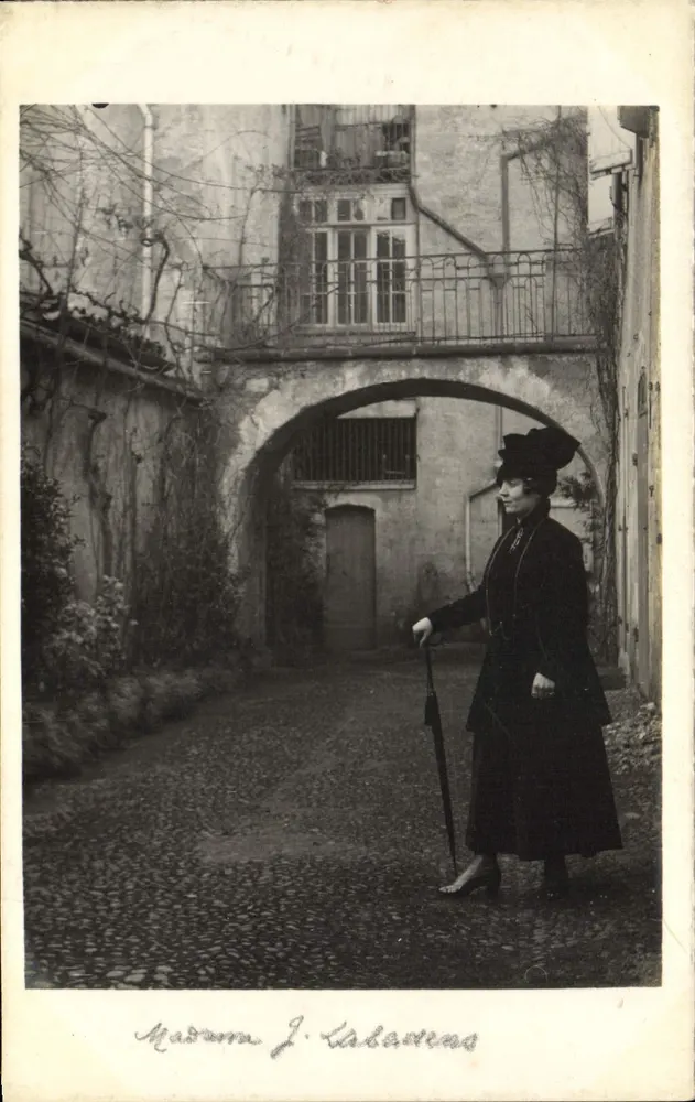Madame J. Kabadens — Portrait in einem Hof mit Arkade — unbekannter Verleger - Vorderseite
