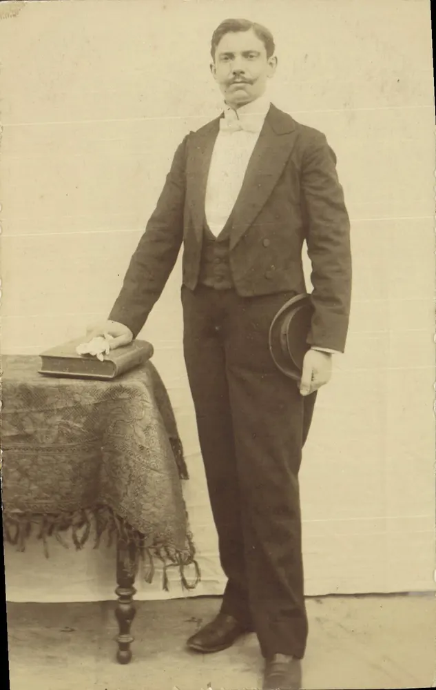 Retrato de um homem em traje — número de série não visível - Frente
